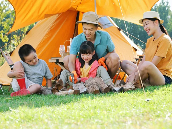 一家四口在户外露营的快乐家庭 — 图库照片