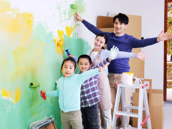 Uma família feliz de quatro paredes de pintura — Fotografia de Stock