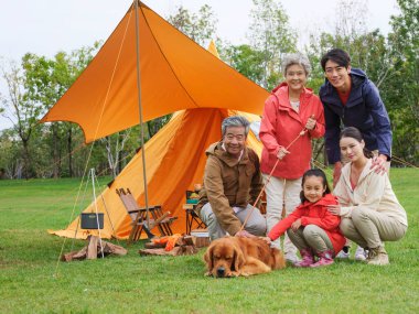 Beş kişilik mutlu bir aile ve açık hava fotoğrafında evcil köpek.