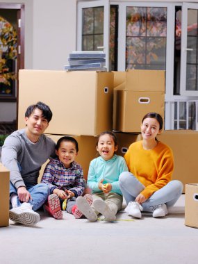 Dört kişilik mutlu aile dinlenmek için yerde oturdu.