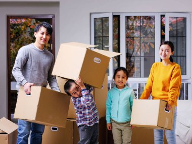 Dört kişilik mutlu bir aile eve taşınıyor.