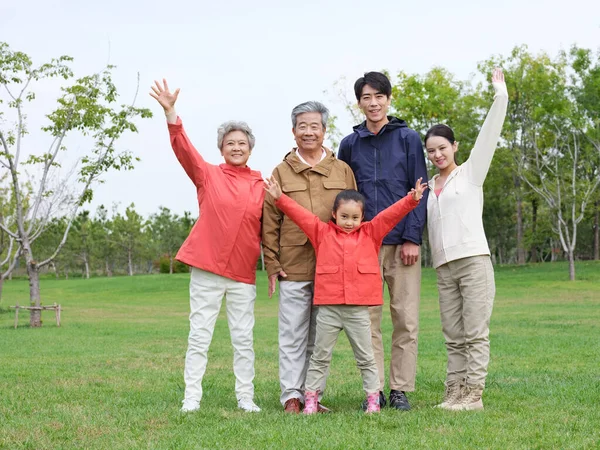 Lycklig familj på fem i parken — Stockfoto