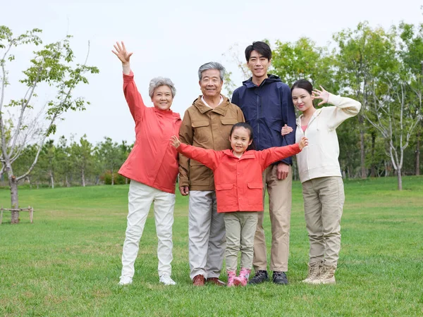Lycklig familj på fem i parken — Stockfoto