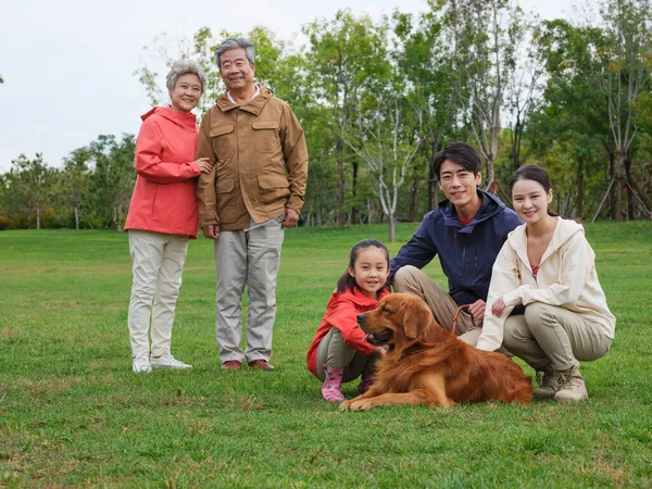 Famiglia felice di cinque e cane da compagnia che gioca nel parco — Foto Stock