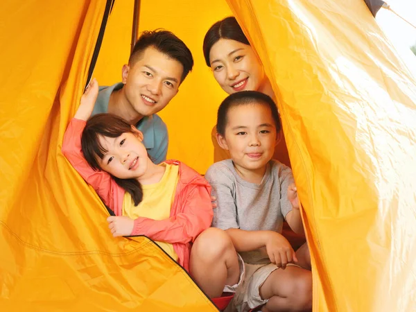 一个快乐的四口之家在帐篷里 — 图库照片