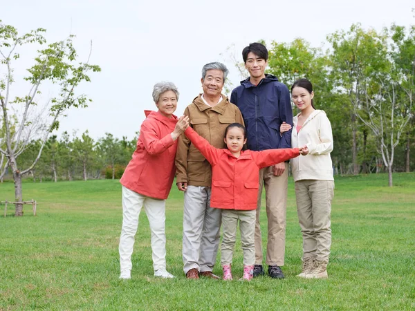 Lycklig familj på fem i parken — Stockfoto