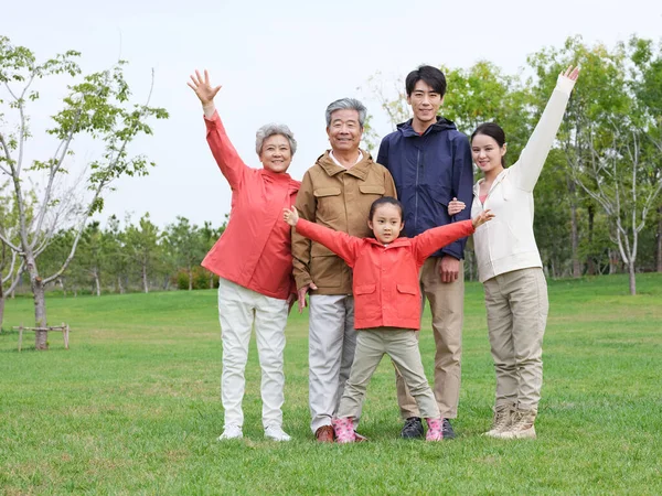 Parktaki mutlu beş kişilik aile — Stok fotoğraf