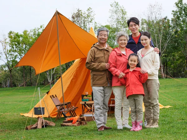 Familia feliz de cinco en la foto de grupo al aire libre —  Fotos de Stock