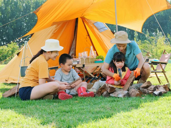 一家四口在户外露营的快乐家庭 — 图库照片