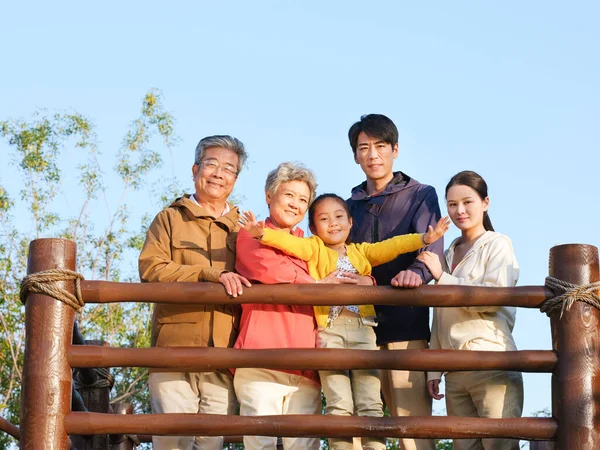 Açık hava grup fotoğrafında beş kişilik mutlu bir aile. — Stok fotoğraf