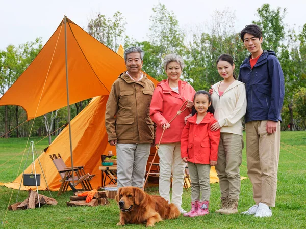 Familia feliz de cinco y perro mascota en la foto al aire libre —  Fotos de Stock