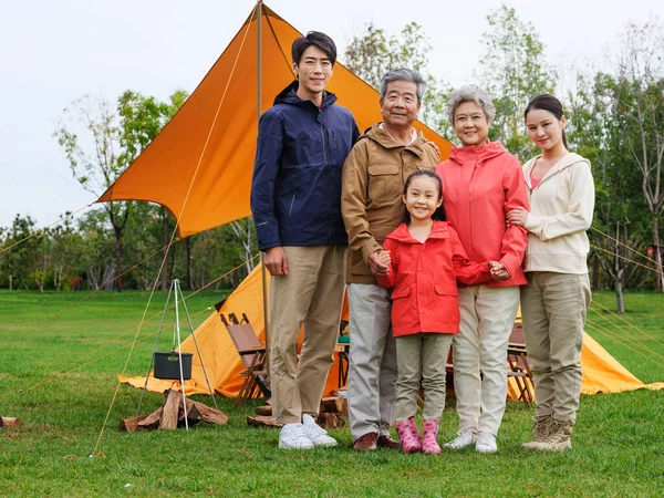 Familia feliz de cinco en la foto de grupo al aire libre —  Fotos de Stock
