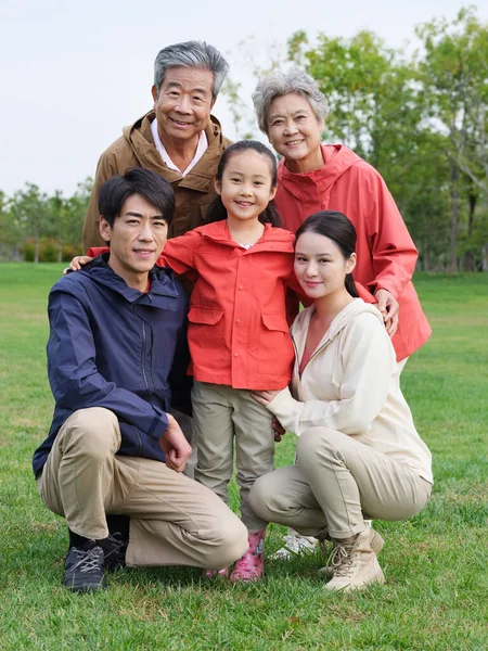 Família feliz de cinco no parque — Fotografia de Stock