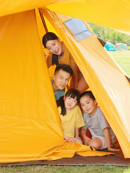 Egy boldog négytagú család a sátorban — Stock Fotó
