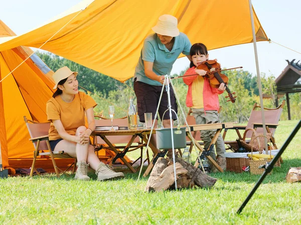 Boldog család három játszik hegedű a szabadban — Stock Fotó