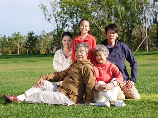 Szczęśliwa pięcioosobowa rodzina w parku — Zdjęcie stockowe