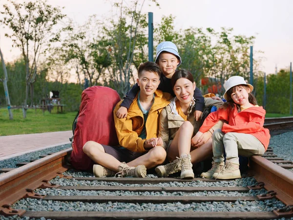 Bonne famille de quatre dans la photo de groupe en plein air — Photo