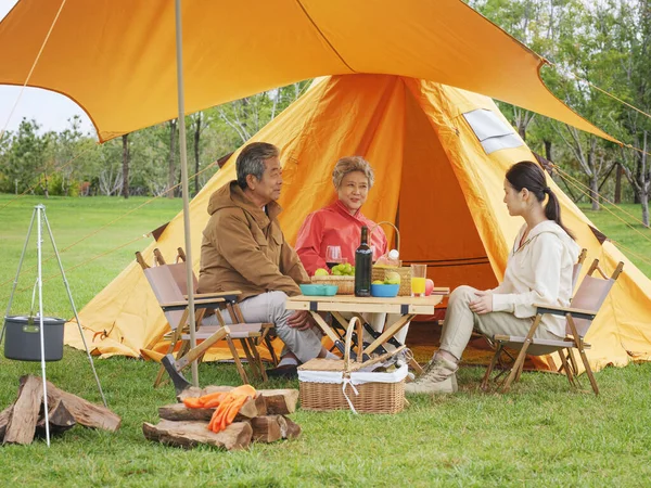 Una famiglia felice di tre persone che fanno un picnic all'aperto — Foto Stock