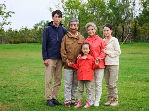 Šťastná pětičlenná rodina v parku — Stock fotografie