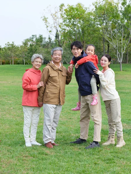 Famiglia felice di cinque persone nel parco — Foto Stock