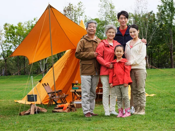 Familia feliz de cinco en la foto de grupo al aire libre —  Fotos de Stock