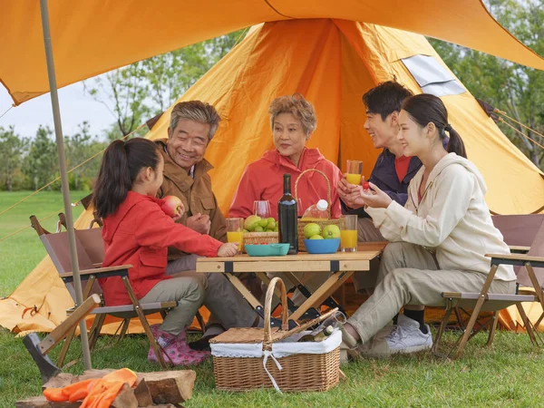 Eine glückliche fünfköpfige Familie beim Picknick im Freien Stockbild