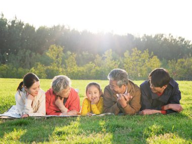 Parktaki mutlu beş kişilik aile