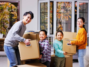 Dört kişilik mutlu bir aile eve taşınıyor.