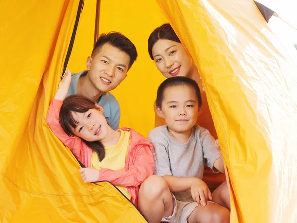 一个快乐的四口之家在帐篷里 — 图库照片
