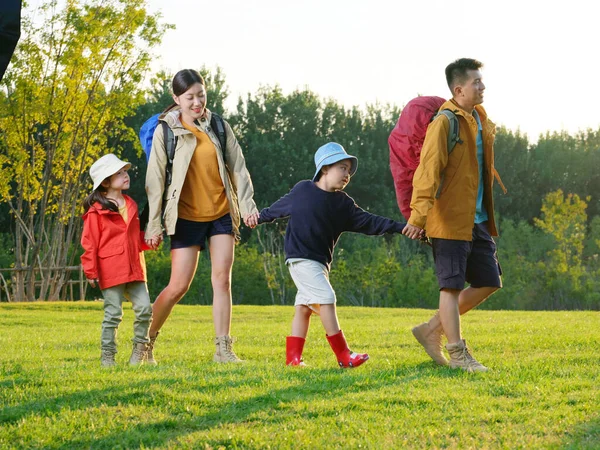 Una familia feliz de cuatro senderismo al aire libre — Foto de Stock
