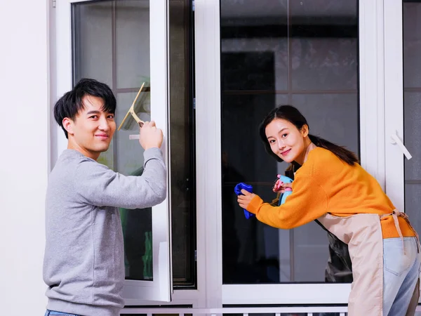 Um feliz Jovens casais fazem tarefas domésticas juntos — Fotografia de Stock