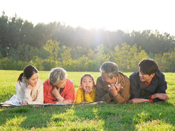 Família feliz de cinco no parque — Fotografia de Stock