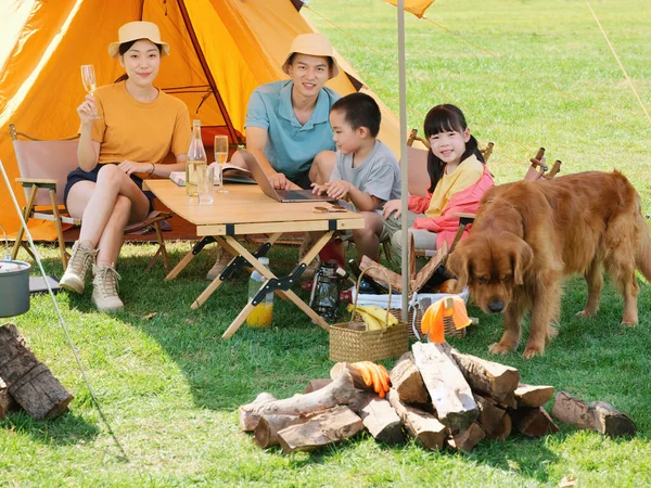 Felice famiglia di quattro e cane campeggio fuori — Foto Stock