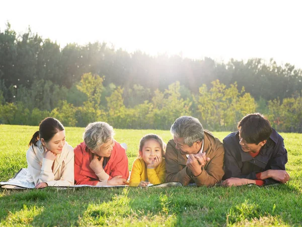 Família feliz de cinco no parque — Fotografia de Stock