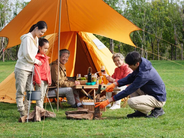 Eine glückliche fünfköpfige Familie beim Picknick im Freien — Stockfoto