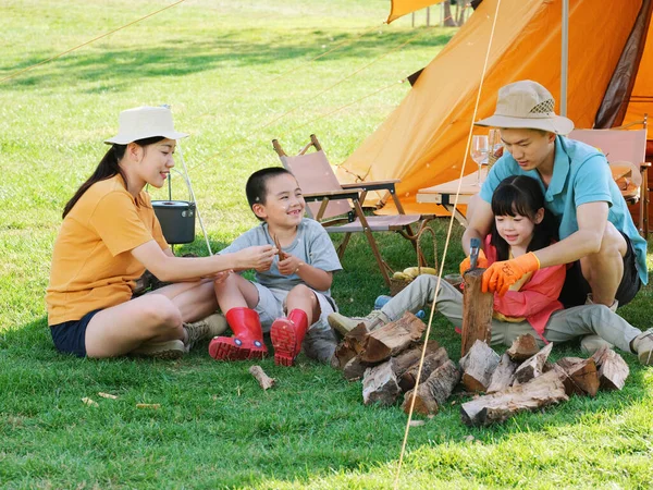一家四口在户外露营的快乐家庭 — 图库照片