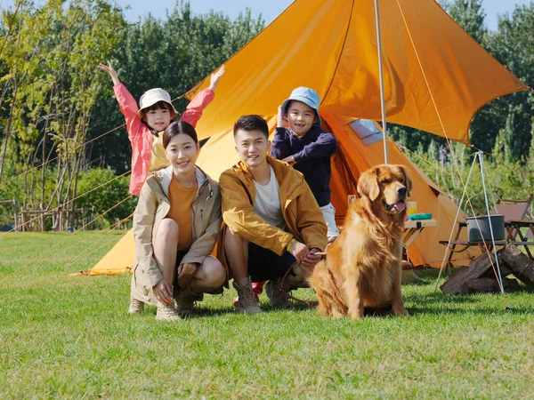 Szczęśliwa rodzina czworga i pies w parku — Zdjęcie stockowe