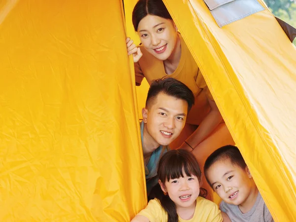 Çadırda dört kişilik mutlu bir aile — Stok fotoğraf