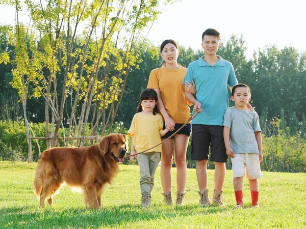 Famiglia felice di quattro e cane da compagnia nel parco — Foto Stock