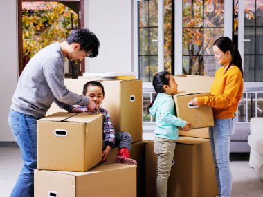 Dört kişilik mutlu bir aile eve taşınıyor.