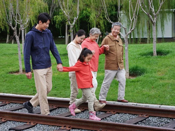 Una famiglia felice di cinque persone che camminano all'aperto — Foto Stock