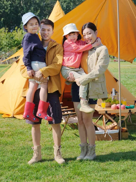 Šťastná čtyřčlenná rodina v parku — Stock fotografie
