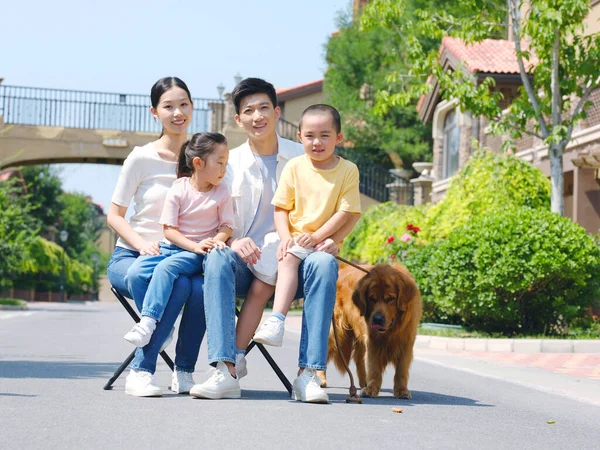 Família feliz de quatro e cão de estimação na foto ao ar livre — Fotografia de Stock