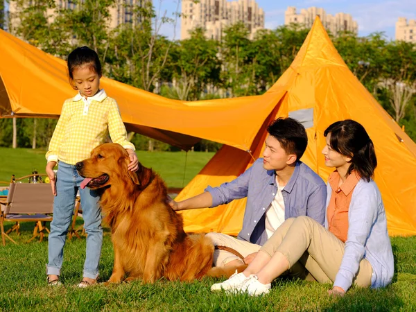 Boldog család három és kisállat kutya a parkban — Stock Fotó
