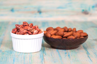 Kaplan fıstık kase ahşap masa üzerinde