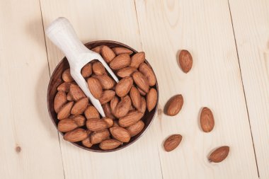 Bademler ahşap arka planda kasede