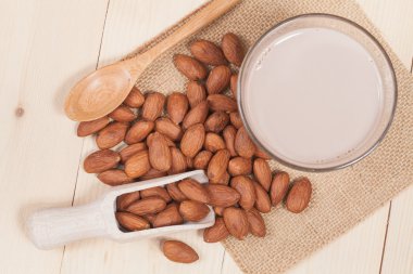 Ahşap zemin üzerindeki bademler