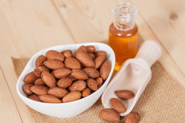 Kase üzerinde odun ve petrol şişe badem