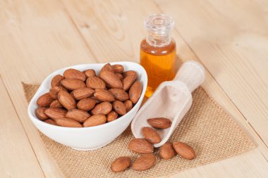 Kase üzerinde odun ve petrol şişe badem