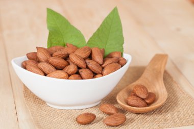 Kase üzerinde odun ve petrol şişe badem